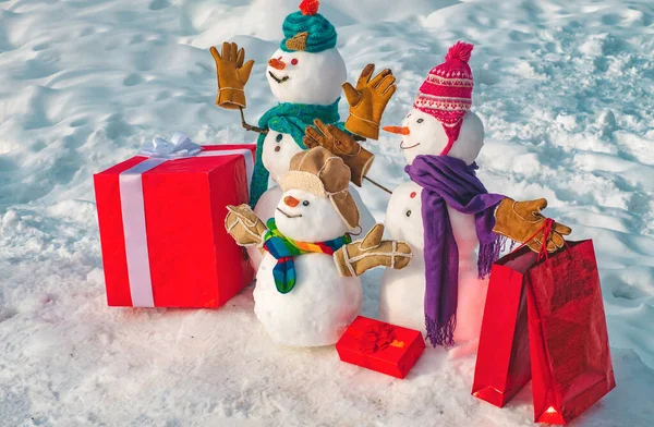 メリークリスマスとコピースペースと幸せな新年のグリーティングカード 幸せな笑顔の家族の雪だるま 販売割引コンセプト 雪だるまの家族の面白いグループは クリスマスプレゼントを保持します — ストック写真