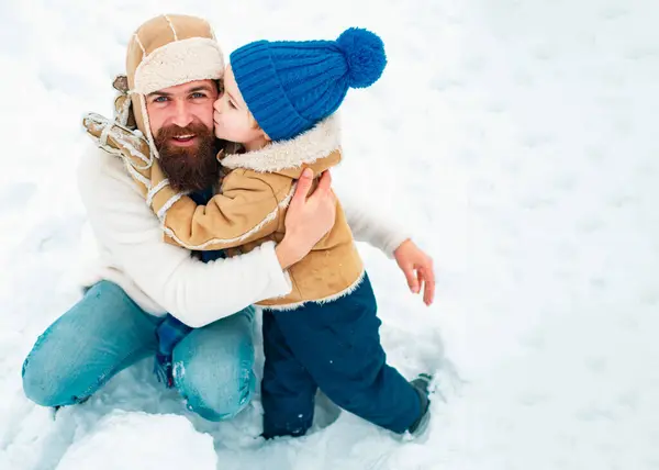 Щасливий Сімейний Син Обіймає Свого Тата Зимовий Відпочинок Веселого Різдва — стокове фото