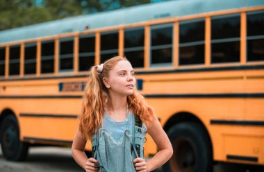 Okul çocukları. Okula dönelim. Genç kız okulu konsepti