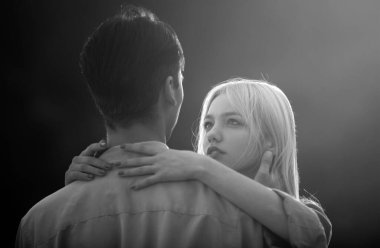 Aşık genç bir çiftin şehvetli portresi. Gün batımında sarılıp öpüşen aşıklar. Sevgi dolu çift kucaklaşıp öpüşüyor.