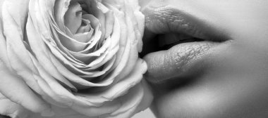 Gül dudaklı güzel kadın dudakları. Kürk desenli seksi parlak dudakların yakın çekim makro fotoğrafı, ağzını kapat.