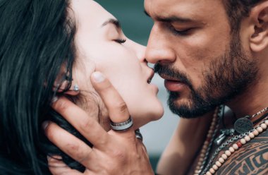 Şehvetli çift öp. Seni seviyorum. İki aşık. Romantik ve aşk. Samimi ilişki ve cinsel ilişki. Baskın erkek. Öpüşme Closeup ağız. Tutku ve şehvetli dokunmatik