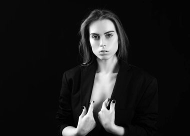 Stüdyoda güzel bir kadın portresi var. Temiz tenli, doğal makyajlı güzel bir kız.