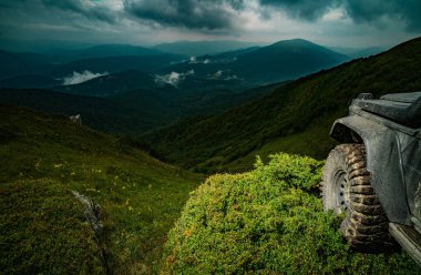 Off-road araç kırsal yağmur dan sonra geçilmez yolda sıkışmış. Çamurda suv yarışı. Dağ yolunda off road araba