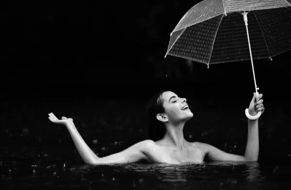 Nacktes Mädchen Mit Regenschirm Regen Flut Herbstzeit — Stockfoto