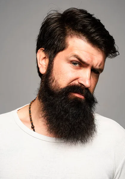 Portrait Seriou Sman Confiant Barbe Moustache Semble Sérieusement Isolé Des — Photo