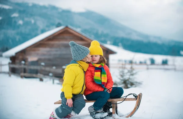 Çocuklar Öpüşüyor Mutlu Küçük Çocuklar Kışın Kızakla Kaymak Çocuklar Kışın — Stok fotoğraf