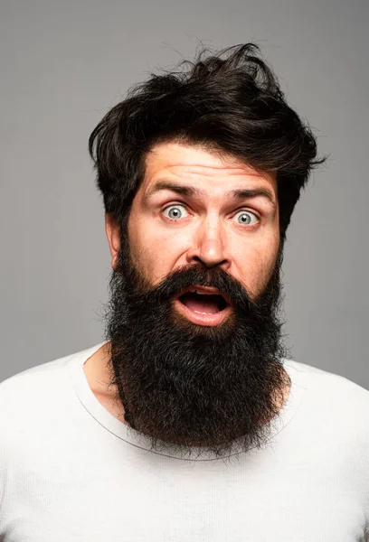 Sakallı şık iş adamı şaşırdı. Şaşırmış bir adam. Şaşırmış bir surat. Duygular insanlar konsepti