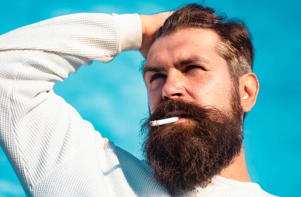 Sigara içen delikanlıyı kapat.