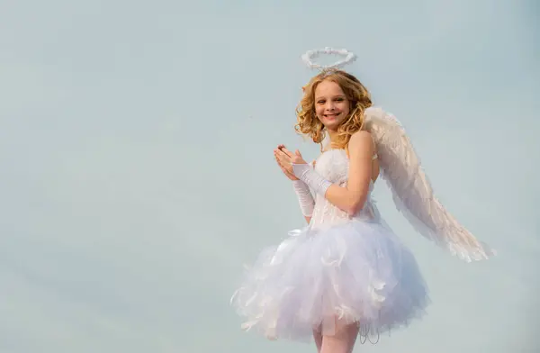 Cherub天使祈祷 爱的神 小卷曲金发天使女孩的画像情人卡一头卷曲金发的天使女孩 天真女孩的概念 具有天使性格的儿童 — 图库照片