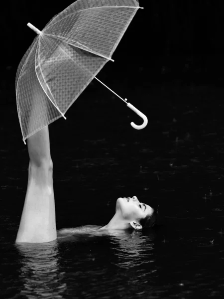 Draußen Regen Überschwemmung Herbstzeit Nacktes Mädchen Mit Regenschirm — Stockfoto