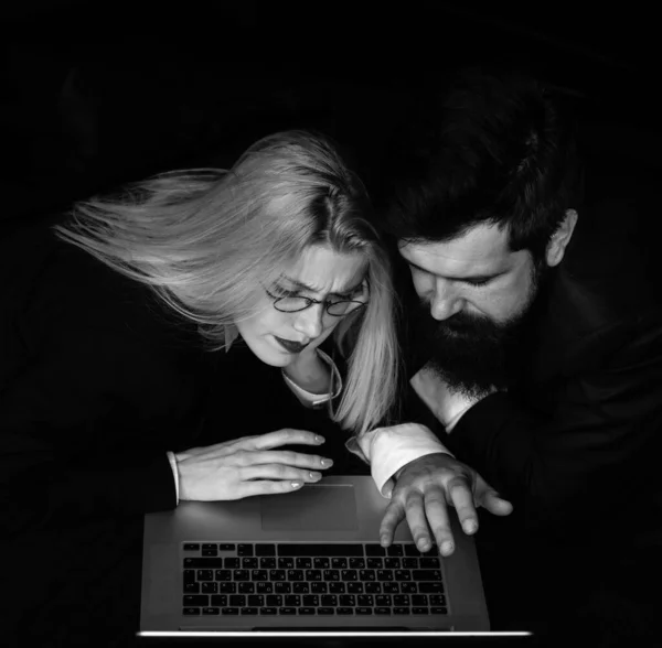 Portrait Business Couple Looking Laptop Together Dark Office — Stock Photo, Image
