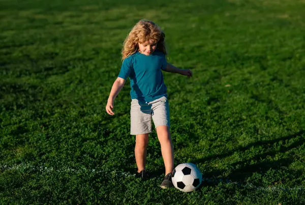 Voetbal Kind Voetballen Hij Trapte Een Bal Een Gras Sportjongen — Stockfoto