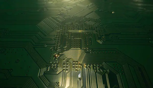 電子回路基板技術の背景 電子版のパターン 回路基板電気回路図 技術的背景 マイクロチップとコンデンサを用いた電子回路 — ストック写真