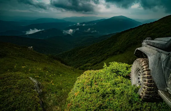 Off-road araç kırsal yağmur dan sonra geçilmez yolda sıkışmış. Çamurda suv yarışı. Dağ yolunda off road araba