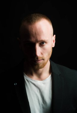 Yakışıklı bir gencin portresi. Siyahta moda adamı.