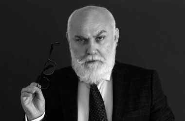 Profesör ya da ciddi bir öğretmen. Ders sırasında kurusıkı tahtada yaşlı bir öğretmen, üniversitede öğretmenlik yapıyor. Düşünsene.