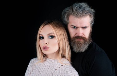 Siyah arka planda poz veren genç şık moda çiftinin şehvetli portresi.