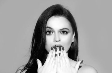 Konuşma özgürlüğü için. Sansür kavramı. - Kapa çeneni. İtiraz ediyorum. Kadın ağzını kapatıyor. Sessizlik ve sessizlik