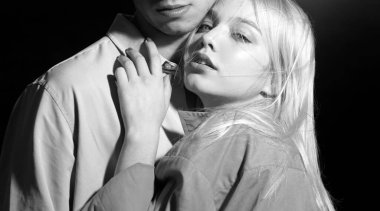 Aşık genç bir çiftin şehvetli portresi. Şefkatli çift dokunuşu. Sevgi dolu çift kucaklaşıp öpüşüyor.