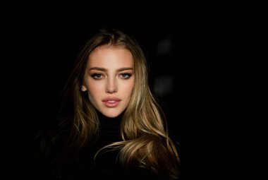 Siyah üzerine güzel bir kadın portresi. Stüdyodaki zarif kadın modelin duygusal yüzü. Zarif bir bayan. Güzel yüzlü güzel kız, yakın plan.