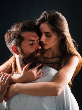 Aşık mutlu çift eğleniyor. Aşkta yakınlık ve şefkat. Aşık bir çiftin romantik portresi. Ben de seni seviyorum. Yaramaz ve tutkulu.