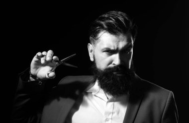 Sakallı adam, uzun sakallı ve bıyıklı bir adam portresi. Berber dükkanı için berber makası. Klasik berber dükkanı, tıraş. Modern saç stili olan acımasız, ciddi bir erkek. Klasik berber dükkanı, tıraş.