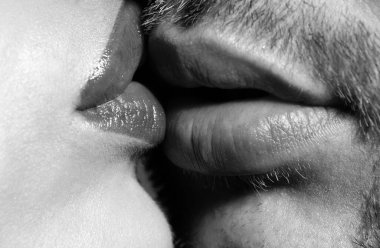Kırmızı dudaklı seksi bir öpücük. Güzel, tutkulu, seksi çiftin öpüştüğü yakın plan.