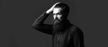 Klasik uzun sakallı sakallı sakallı eşcinsel. Berber, berber dükkanı konsepti. Bıyıklı retro adamlar. Metin kopyalama alanı olan web sitesi için pankart