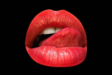 Dil ve seksi kadın dudakları, şehvetli kadınlar ağzı açık, izole bir arka plan. Dil, şehvetli dudakları yalar. Dili olan kadın ağzı seksi dudağını yaladı.