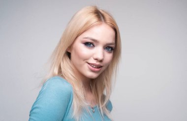 Mavi gözlü, güzel, şehvetli bir kadın. Seksi dudaklı kadın. Mutlu genç bir kadının portresi. Doğal ciltli güzel bir kadın. Sağlıklı, değişmemiş bir ten.