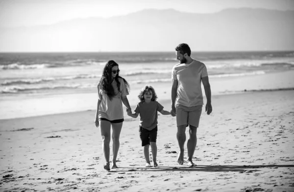 Happy Family Father Mother Son Child Hold Hands Walk Sea — Stock Photo, Image
