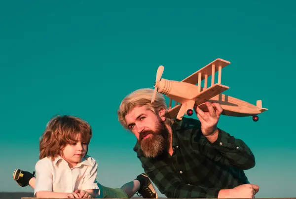 Vater Und Sohn Spielen Mit Spielzeugflugzeug Freien Familienurlaub Elternschaft Vatertag — Stockfoto