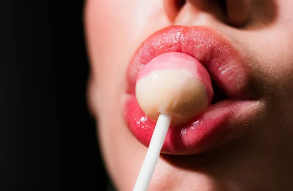 女の唇 自然の美しさリップケア ピンクの口紅を持つセクシーな女性の唇 官能的な女性が口を開けている 光沢のあるリップグロスで赤いリップ 舌とセクシー — ストック写真