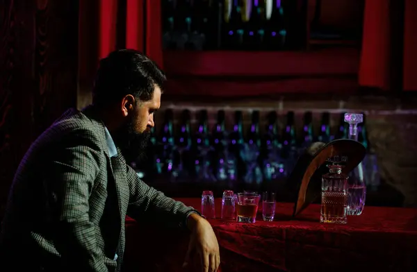 Portrait Homme Barbu Avec Verre Alcool Dans Les Mains Repos — Photo