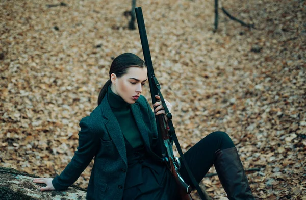 軍事的なファッション 目標の成果 森の中の女性ハンター 成功した狩り 狩猟スポーツ ライフルを持った少女狩りを追いかける 銃屋さん武器を持った女性狙撃だ秋の森で狩りをする — ストック写真