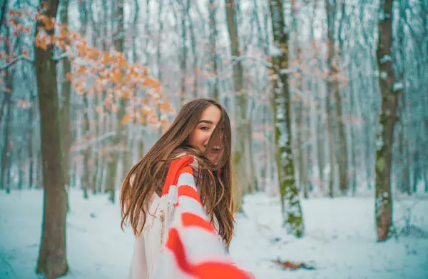 Meisje Spelen Met Sneeuw Park Vrouwen Winterkleren Portret Van Een — Stockfoto