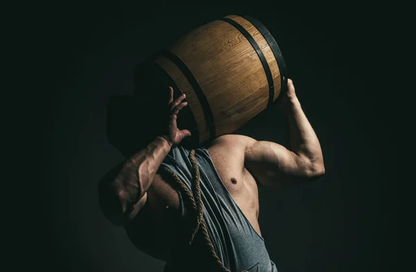 Güçlü Adam Fıçıyı Siyahın Üstünde Tutar — Stok fotoğraf