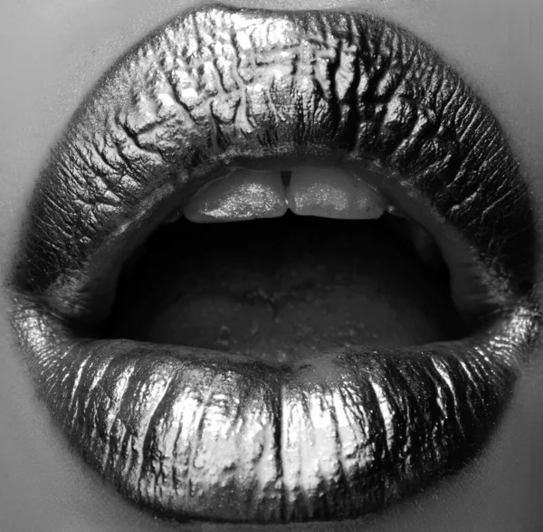 Seksi altın dudaklı, altın gibi ağzı olan bir kız. Parlak altın cilt makyajı. Parlak metalik parlak altın ruj makyajı