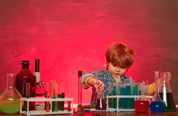 Educación Chico Primaria Clases Química Escolar Planes Lección Química Escuela — Foto de Stock