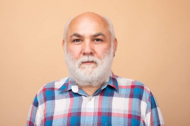 60 'ların yaşlı, olgun, emekli emeklilerinin yüzü. Stüdyoda izole edilmiş gri sakallı yaşlı bir adamın portresi.
