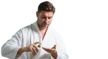 Kozmetik güzellik malzemeleri. Erkek cilt bakımı için kozmetik kremi reklamı yapan bir adam. Erkek derisi için krem. Erkek derisi. Başlık için afiş, kopyalama alanı. Web tasarımı için poster. Adam yeni kozmetik reklamı yapıyor.