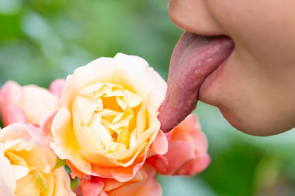 感覚的な唇と舌 センセーショナルな口と舌 人間の舌の官能性は舐める 舌が付いている官能的なセクシーな美しい女性の口 女性のセンセーショナルな口の近く — ストック写真