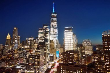 New York City, Manhattan 'ın ünlü üst manzarası. Manhattan gecesi yukarıdan. Gün batımında Manhattan Panoraması. Alacakaranlıkta New York silueti. New York 'un ünlü binası. New York 'ta gece trafiği. Aşağı Manhattan