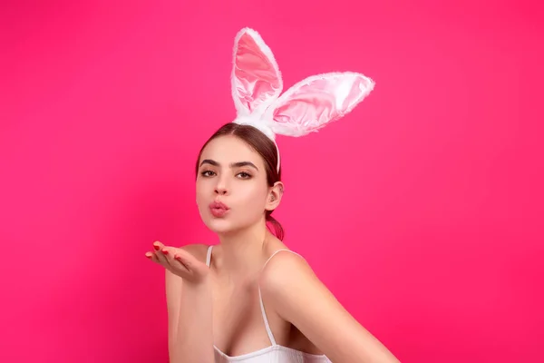 Retrato Niña Sintiéndose Feliz Celebrando Pascua Llevar Orejas Conejo Sostienen — Foto de Stock