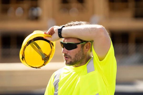 累了的工人 建筑工人戴着安全帽在建筑工地 建筑工地附近穿着建筑工人制服的建筑工人 工地建屋时建筑商的画像 — 图库照片