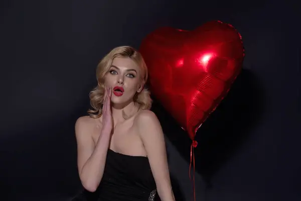 Amor San Valentín Hermosa Chica Sosteniendo Globo Forma Corazón Mujer —  Fotos de Stock