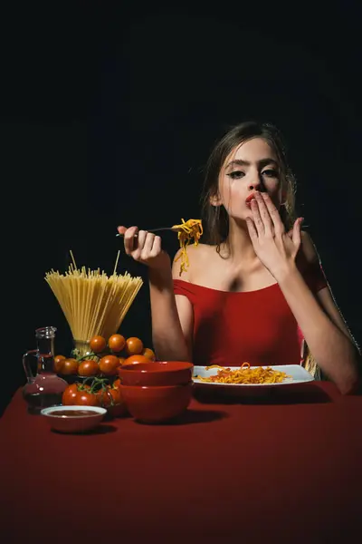 Mujer Sexy Comiendo Espaguetis Pasta Italiana Hambre Apetito Receta Deliciosa —  Fotos de Stock