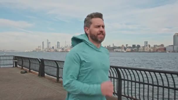 中年跑步者 纽约市40多岁的赛跑选手在曼哈顿市区附近跑步训练 适合做运动的成熟男人 慢跑者跑在纽约市前面 慢跑者运动 — 图库视频影像