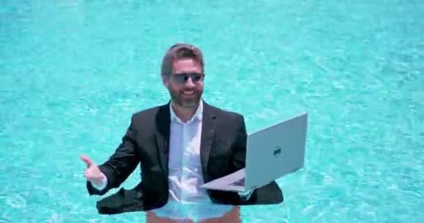 Affärsman Kostym Som Jobbar Laptop Poolen Reseturism Och Affärsidé Galna — Stockvideo
